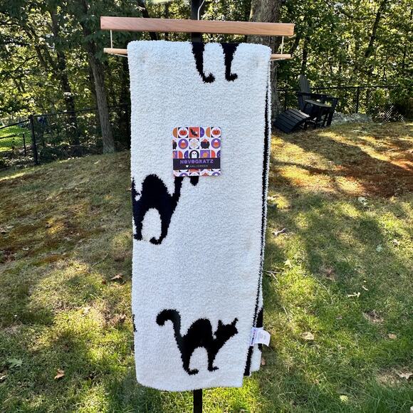Novogratz Black Cats White Halloween 50 X 60" Throw Blanket Reversible TikTok - Picture 1 of 8